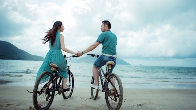 自転車デートしているカップル